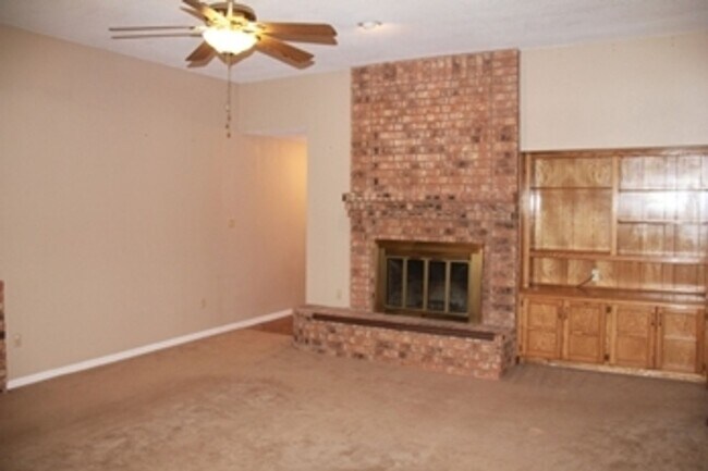 Building Photo - GREAT SOUTHSIDE LOCATION