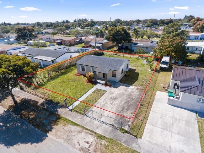 Foto del edificio - 15900 NW 18th Ave