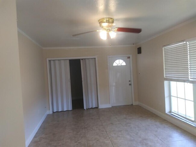 Foto del edificio - 22274 Hernando Ave