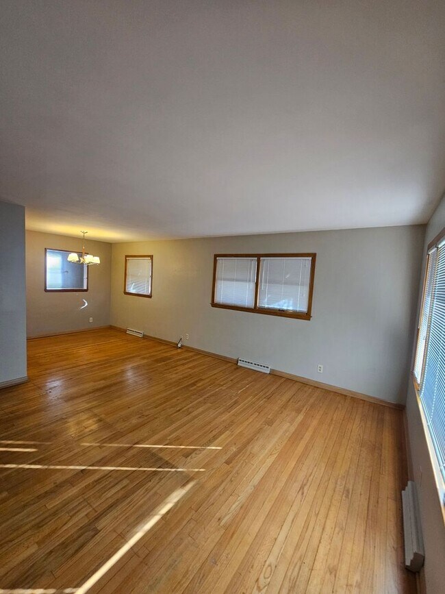 Building Photo - 5 Bedroom Single Family