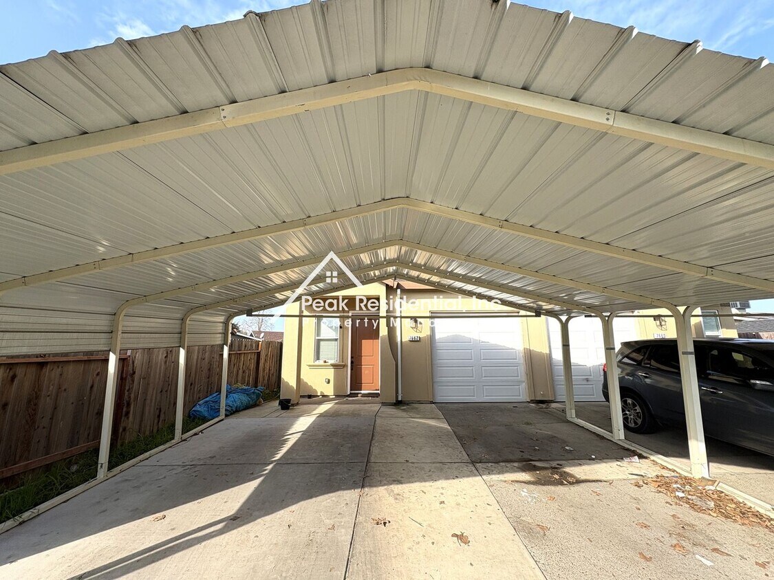 Foto del edificio - A Very Nice 3bd/1ba Sacramento Duplex with 1-Car Garage