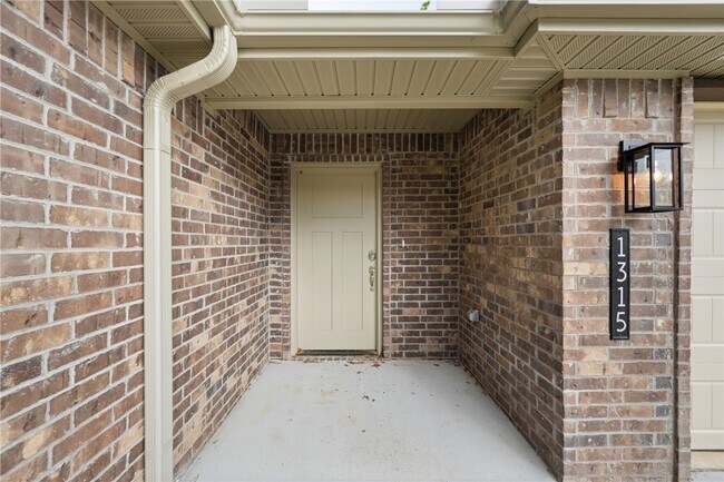 Building Photo - 1315 Valley Dr