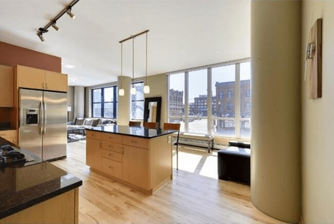 Building Photo - 215 10th Ave S