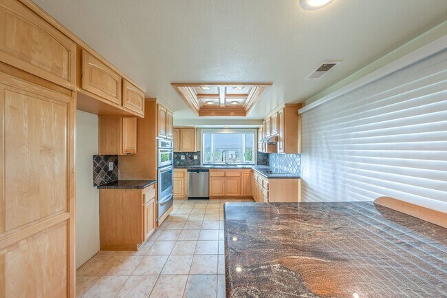 Foto del edificio - Single-story living with incredible panoramic sunset, mountain, and city light views