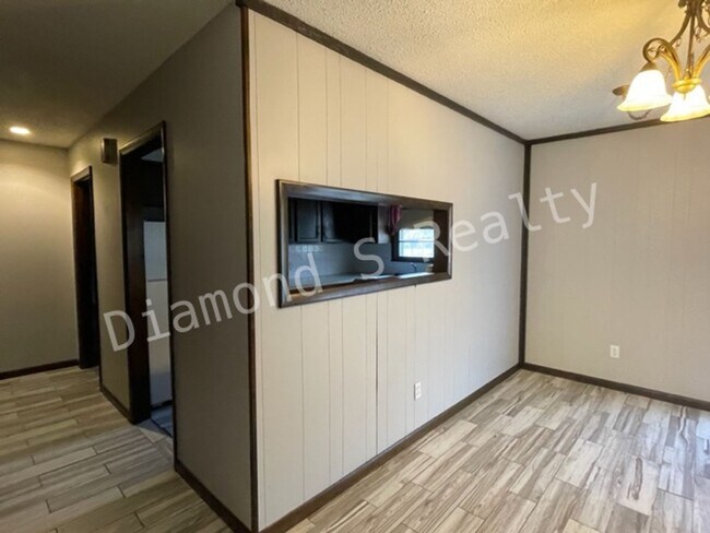 Foto del edificio - Charming 3 Bedroom Home Available Early July!