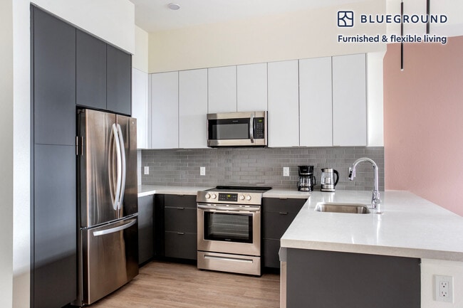 Building Photo - 760 S Serrano Ave