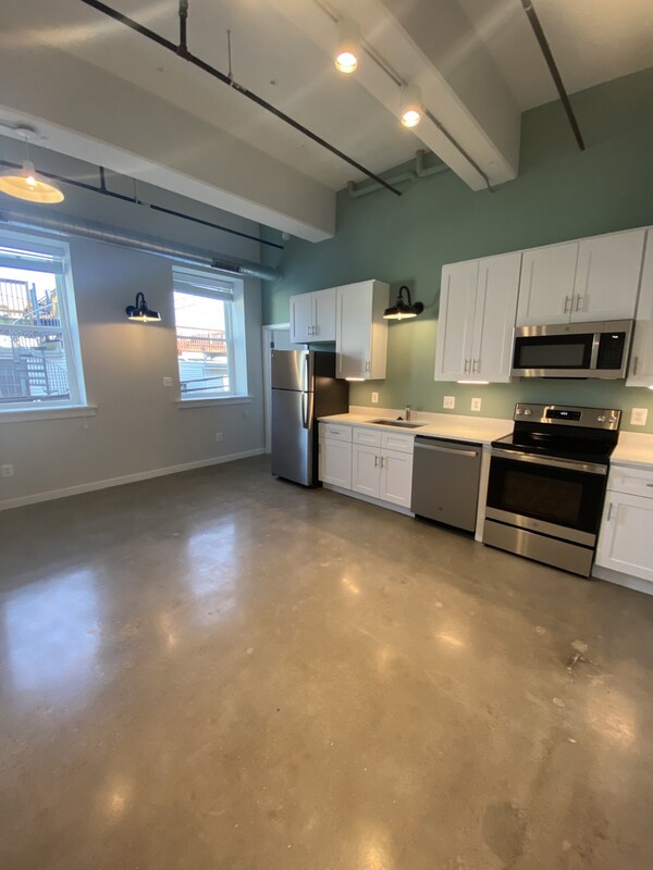 Building Photo - 923 S East Ave