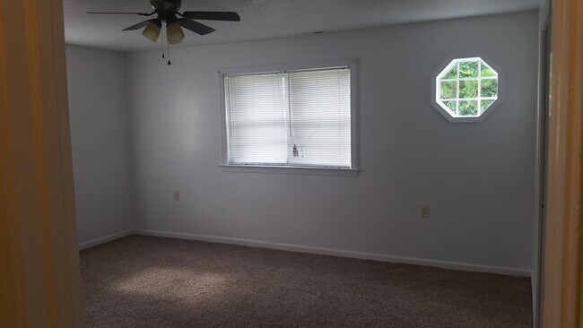 Foto del edificio - 2BD, 1 BA Duplex for rent.