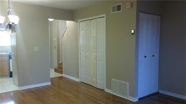 Building Photo - 6990 Oakhill Cir