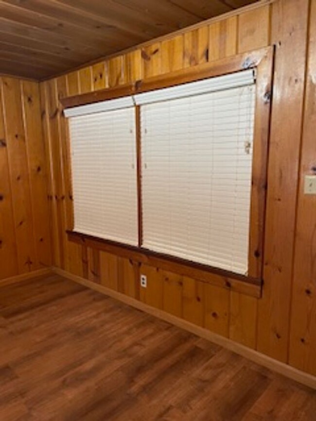 Building Photo - Cute 2Bd knotty pine cabin home with den/o...