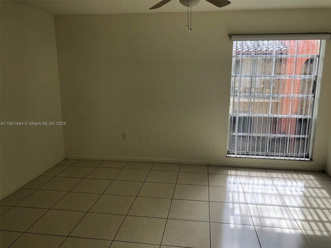 Foto del edificio - 10810 N Kendall Dr