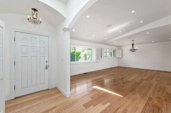 Building Photo - 1310 Hillview Dr