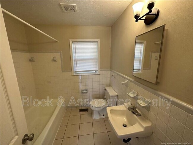 Building Photo - 4944 Fieldcrest Dr