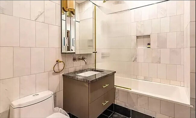 Foto del edificio - 121 E 37th St