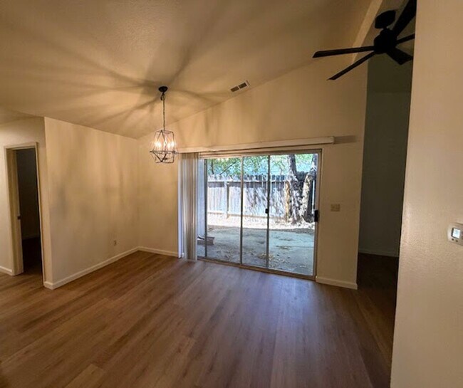 Foto del edificio - 1295 Alicia Cir