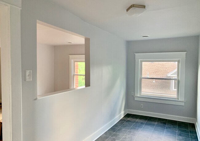 Dining area - 3916 Charlotte St