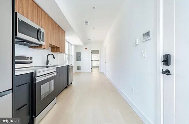 Building Photo - 1651 N 6th St