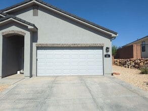 Building Photo - 909 Pleasant Valley Ln