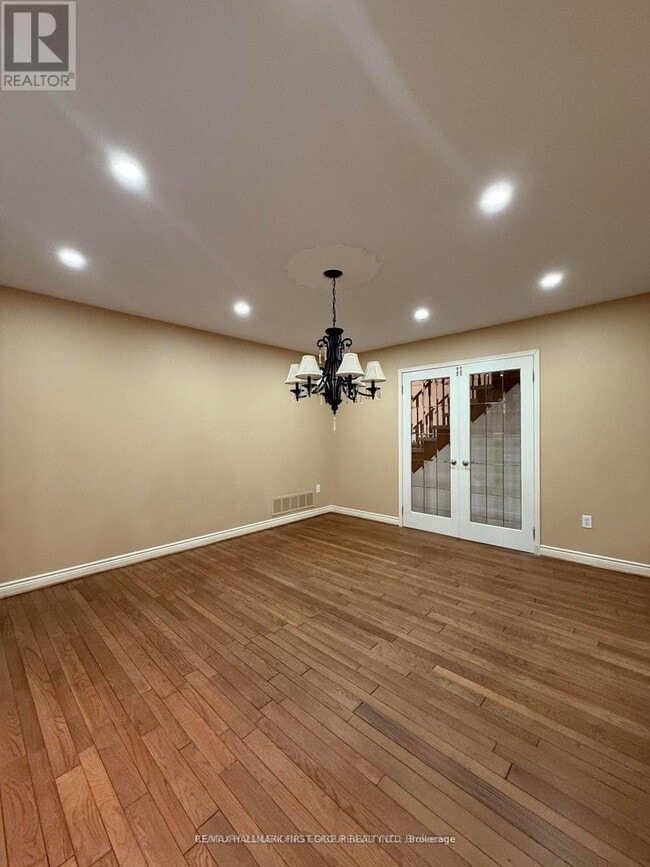 Building Photo - 492 Palmtree Crescent
