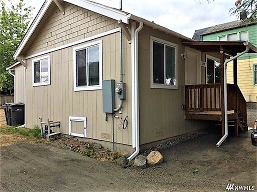 Building Photo - Conveniently located cozy house.