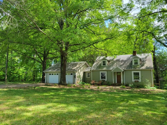 Lewisville Cottage in wildflower meadow surrounded by mature trees - 9000 Shallowford Rd