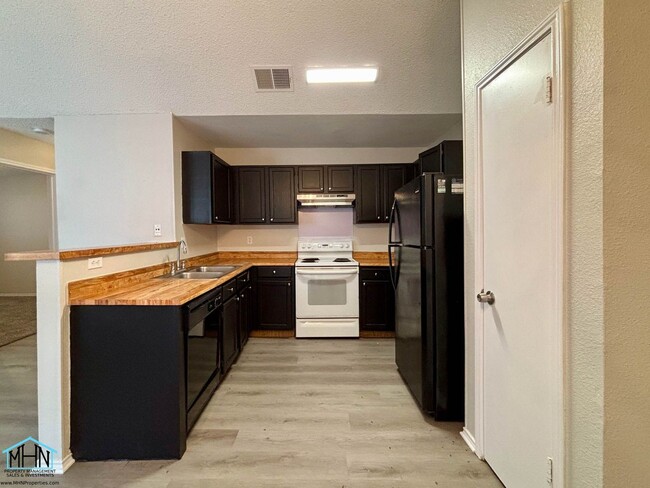 Building Photo - Beautifully renovated 3 bedroom, 2 bath ho...