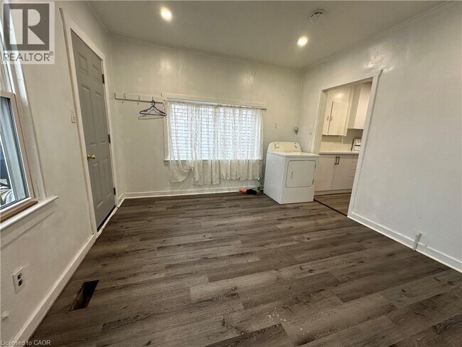 Building Photo - 21 Stapleton Ave