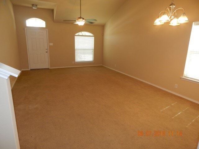 Building Photo - Lovely 3 bedroom 2.5 full baths- Available...