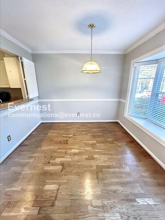 Building Photo - 2 Bed/2.5 Bath Condo with Off-Street Parking / Available Now!