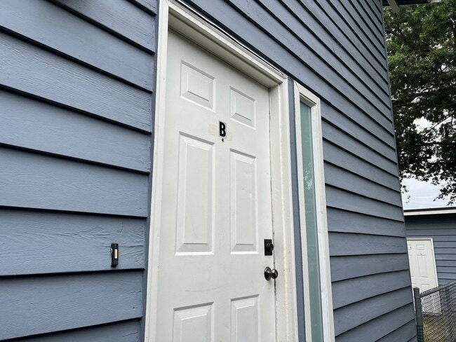 Building Photo - Charming 2 Bed / 2 Bath Townhome in North ...