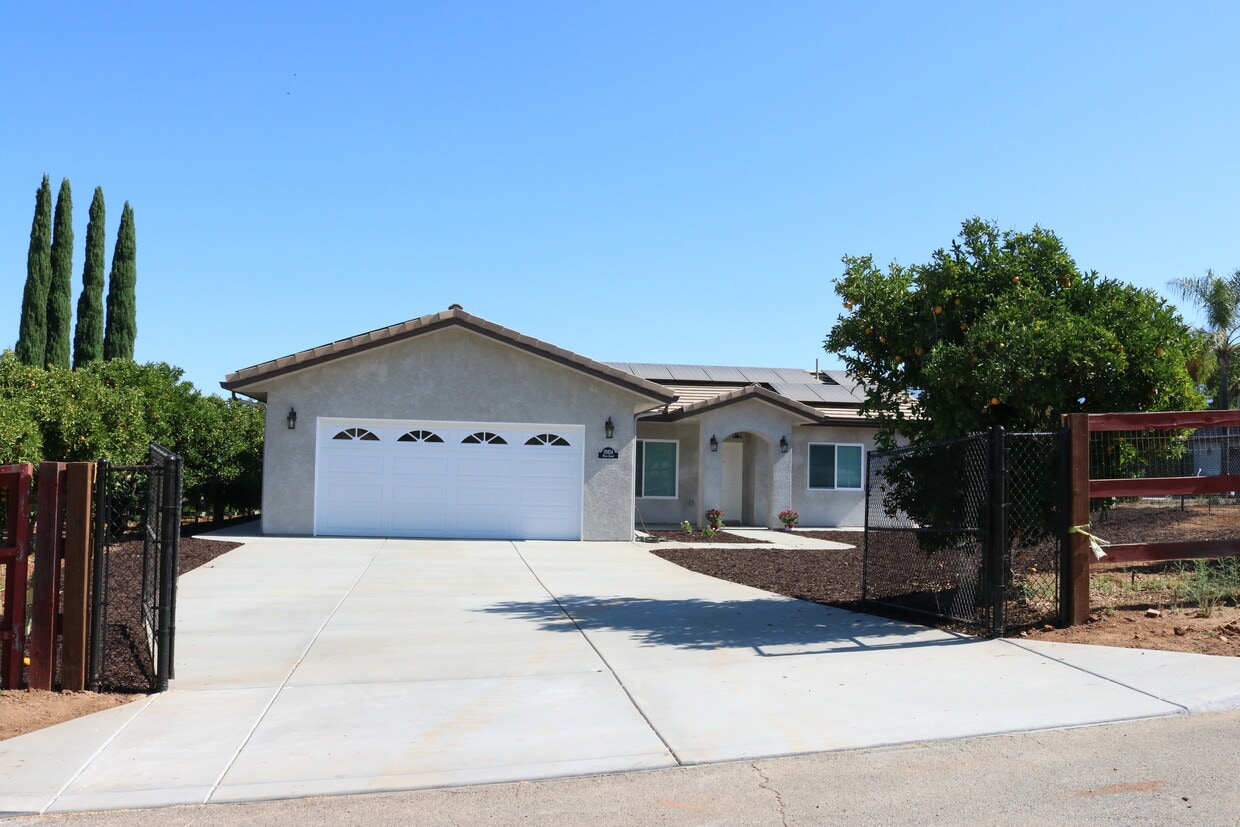 Primary Photo - 15924 Plum Ct