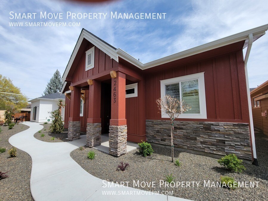 Primary Photo - 2463 N Ashgrove Ln