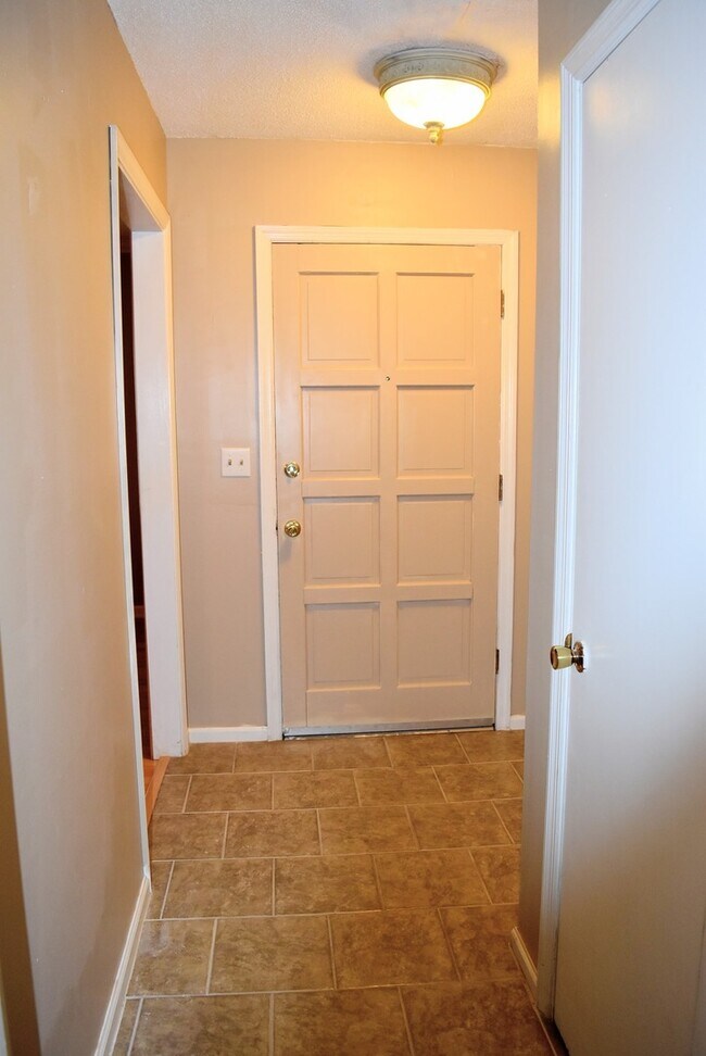 Foto del edificio - Fresh Paint, Private Large Quiet neighborhood and cul-de-sac - No Carpet, shady culdesac lot