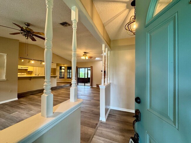 Building Photo - Fantastic 3/2 Sorrento Home with HOA!
