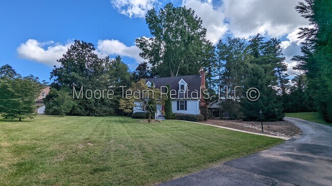 Building Photo - 2 Bed Cape Cod + Large Hobby Room