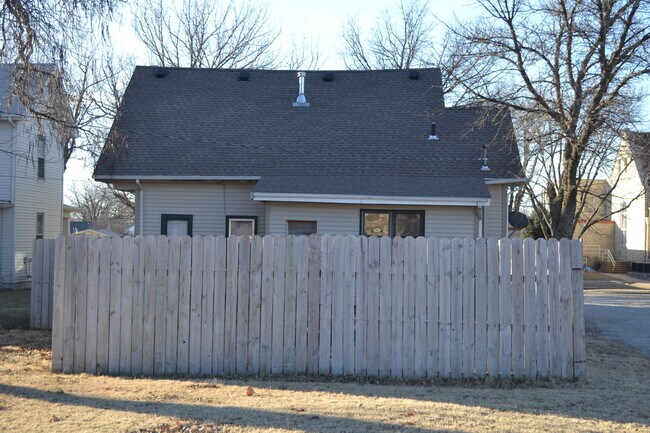 Foto del edificio - Charming 2br with original wood work & 6 ft wood privacy fence in back yard