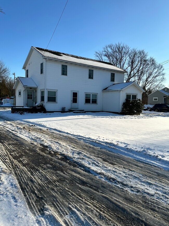 Building Photo - 6821 W Lake Rd