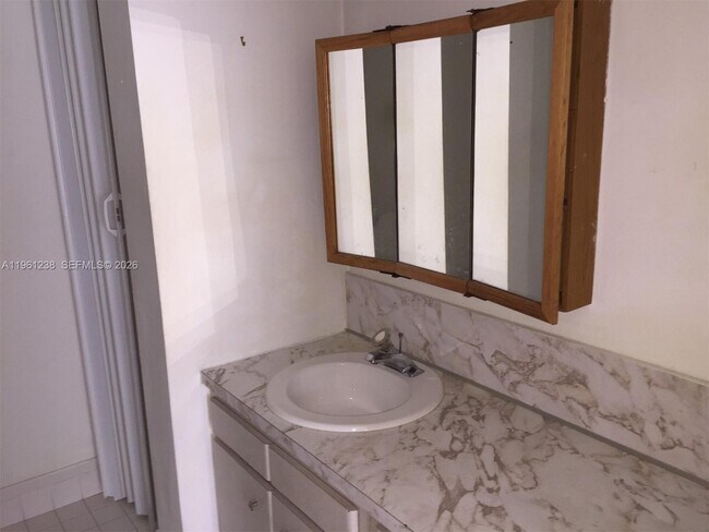 Building Photo - 10762 N Kendall Dr