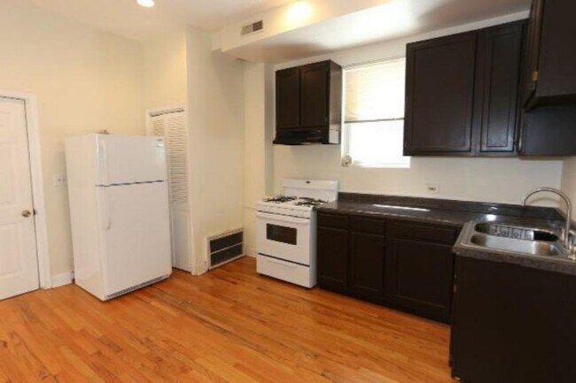 Foto del edificio - 3 bedroom in Chicago IL 60642