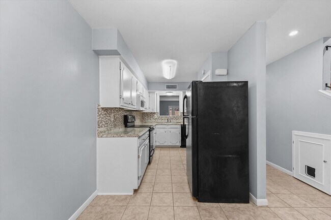 Foto del edificio - Bright & Updated 2-Bedroom Townhouse in Qu...