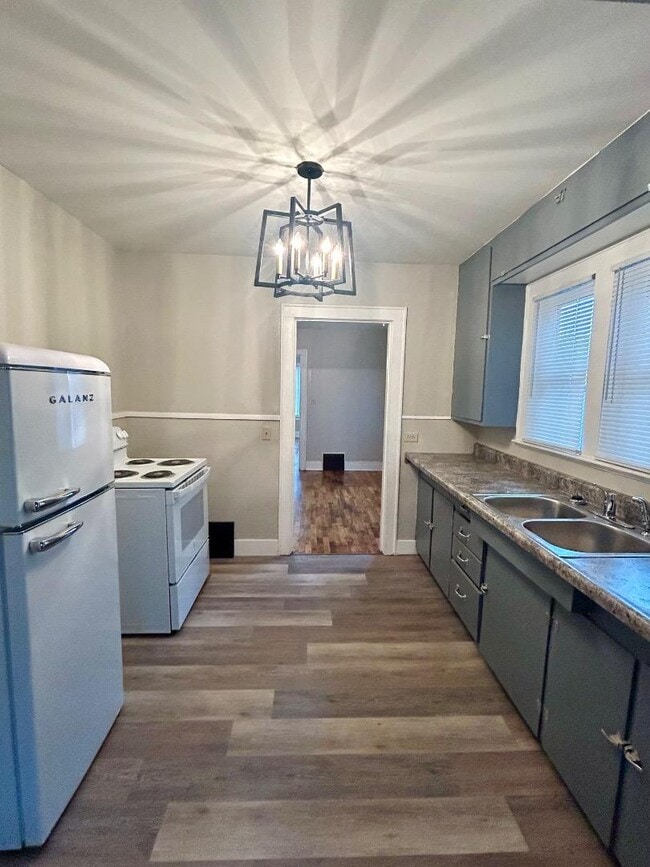 Building Photo - 323 E Kathleen St