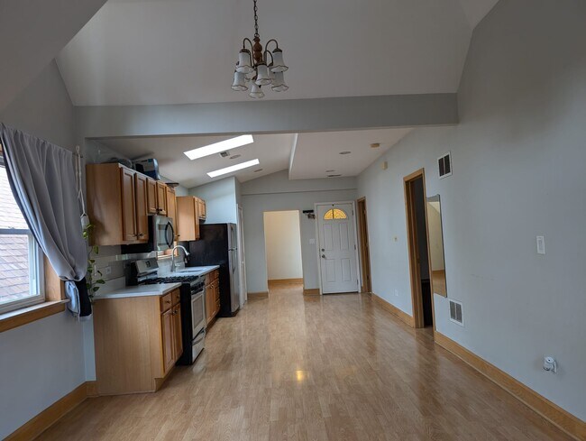 Side view Kitchen - 918 N Mozart St