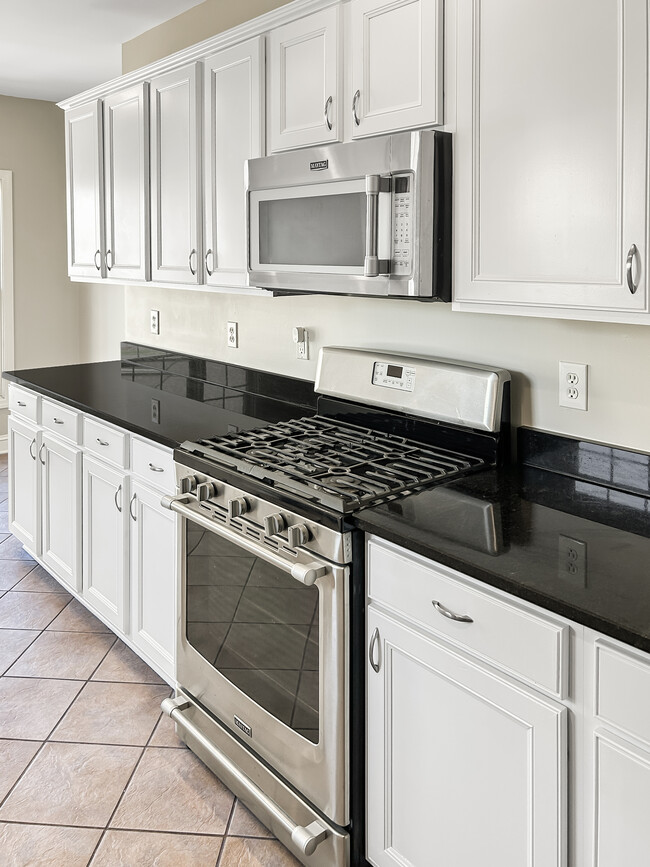 Building Photo - 321 Ferry St