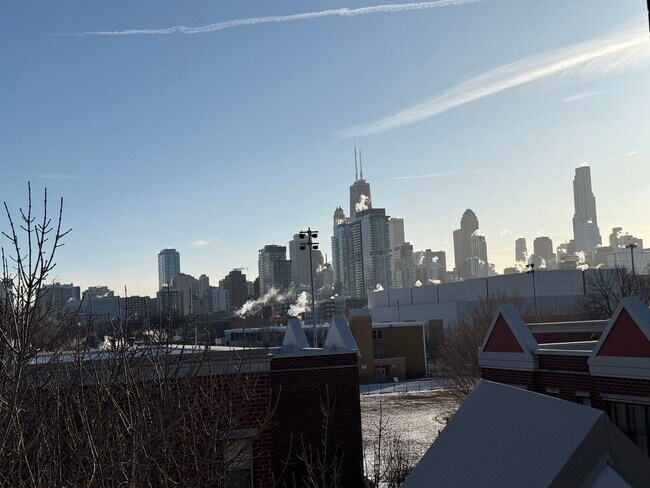 Foto del edificio - 1332 N Burling St