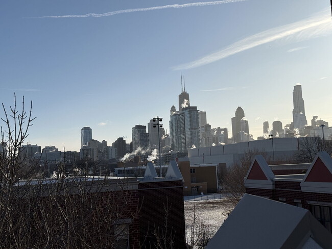 Photo - 1332 N Burling St House