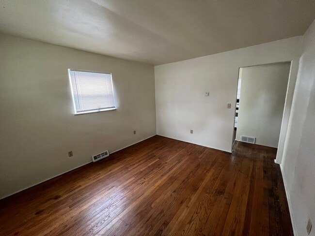 Building Photo - One Bedroom in Roxana