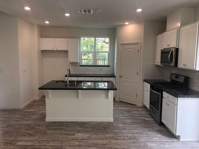 Foto del edificio - BEAUTIFUL HOME IN FOLSOM IN GATED COMMUNITY!!