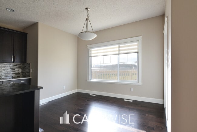 Building Photo - 5519 6 Ave SW