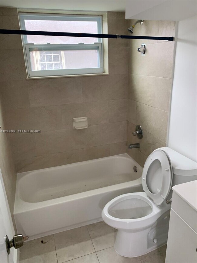 Foto del edificio - 1851 NE 168th St