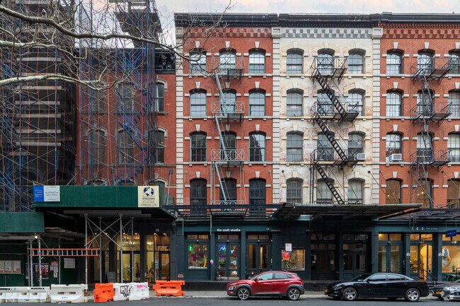 Building Photo - 176 Duane St